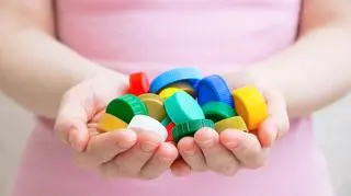 Dwa lata unijnej dyrektywy. Zbadali, czy z ulic ubyło plastikowych nakrętek