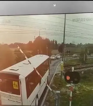 Zdołał wycofać. Z rogatką na dachu 