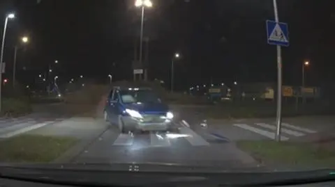 Kierowca przejechał przez środek ronda i zatrzymał się na latarni
