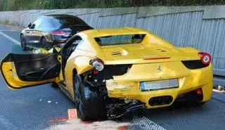 Żółte ferrari, które uczestniczyło w wypadku