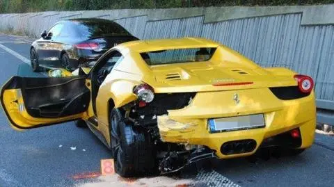 Żółte ferrari, które uczestniczyło w wypadku