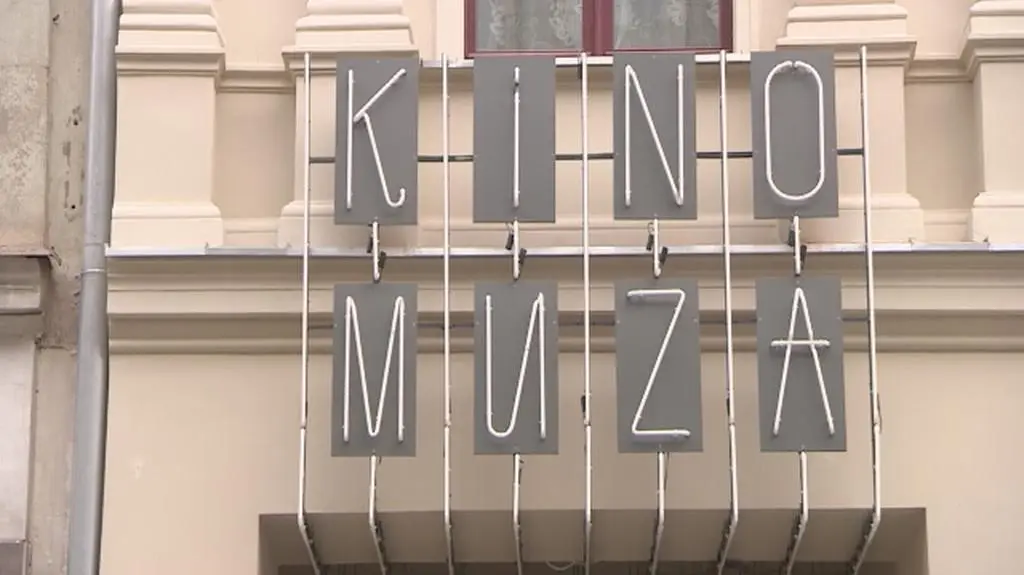 Poznań: na budynek kina Muza wrócił neon