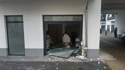 Kierowca i pasażer uciekli z miejsca zdarzenia