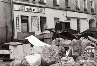 Zniszczone meble po przejściu powodzi, ulica Traugutta