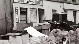 Zniszczone meble po przejściu powodzi, ulica Traugutta