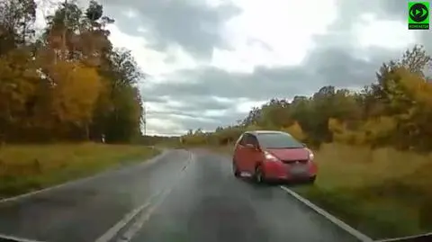 Auto wypadło z drogi i zatrzymało się na poboczu. "Prawie się ze mną zderzyła" 
