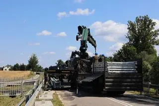 Żołnierze montują most