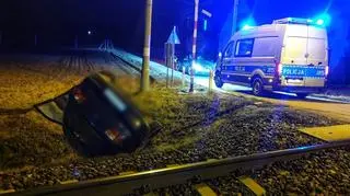 Miał trzy promile i dachował za przejazdem kolejowym