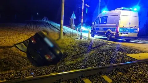 Miał trzy promile i dachował za przejazdem kolejowym
