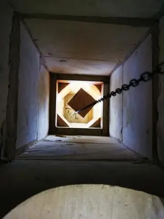 Wewnątrz znajduje się pionowy szyb, którym na wysokość okienek wciągana jest kopia średniowiecznego glinianego kaganka lub drewniano-pergaminowa latarenka na świece woskowe