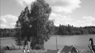 Namioty rozbite nad mazurskim jeziorem, 1958