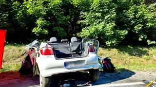 Kierująca toyotą 45-latka zginęła na miejscu. Ranne pasażerki w wieku 15 i 18 lat zostały przetransportowane do szpitala
