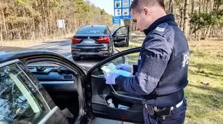 Policjanci zwrócili uwagę na tego kierowcę, bo wykonał niedozwolony manewr