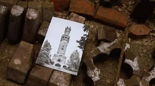 Wieżę zburzono w 1945 roku
