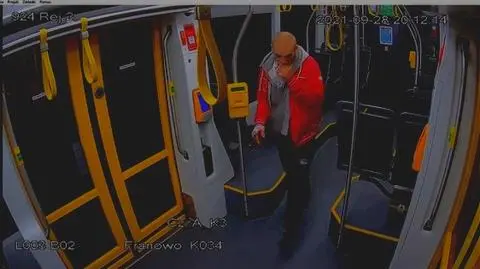 Uderzył w twarz pasażera i wysiadł z tramwaju. Szuka go policja