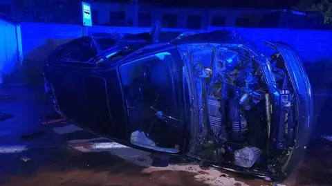 Stracił panowanie nad samochodem, uderzył w budynek i dachował