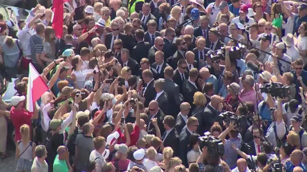 Prezydent Duda w drodze do pałacu spotkał się z ludźmi