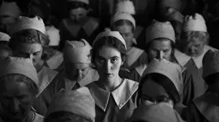Kadr z filmu "Dziewczyna z igłą" Magnusa von Horna