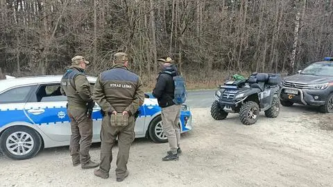 Quadem bez tablic rejestracyjnych wjeżdżał do lasu