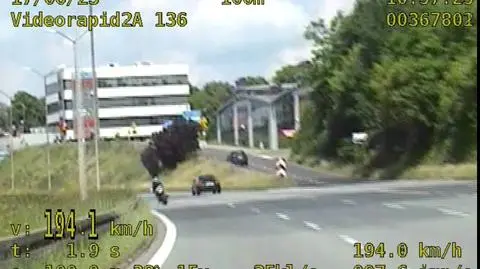 Motocyklista pędził prawie 200 km/h. "Ubrany był w szorty i koszulkę". Nagranie