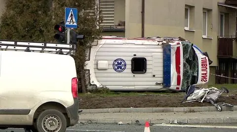 Po zderzeniu karetka przewróciła się na chodnik. Sześć osób trafiło do szpitala