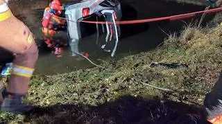 Auto w stawie