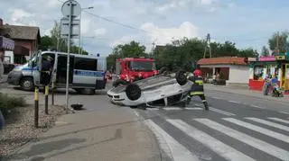 3 osoby ranne w wypadku na Hermanowskiej. To skutek zderzenia i dachowania do jakiego doszło w piątek po południu.