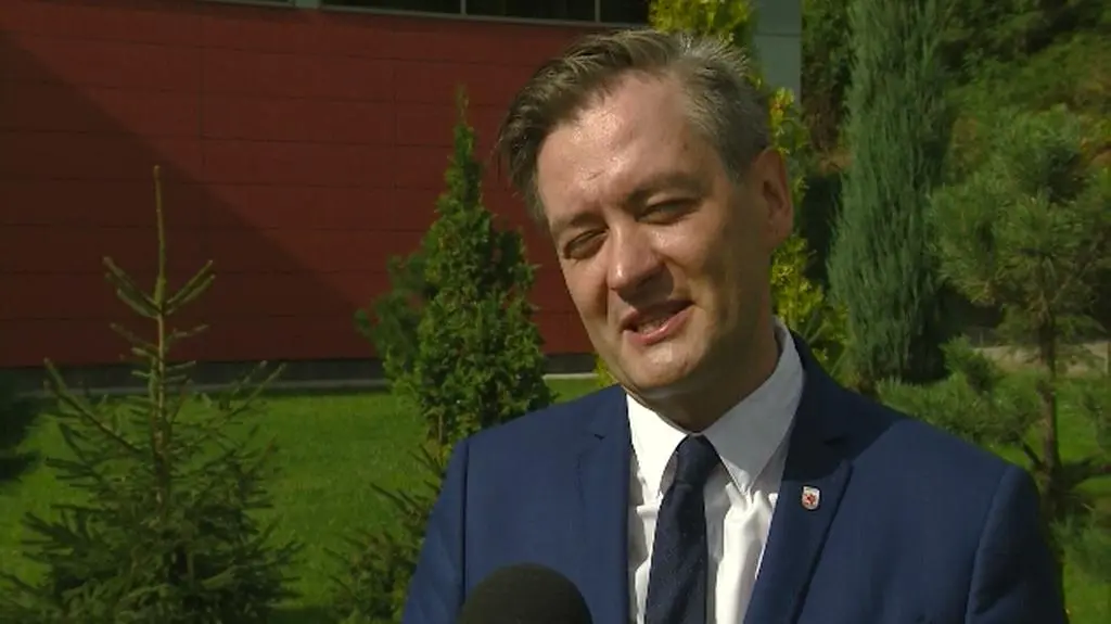 Biedroń o liczeniu krzyży w słupskich placówkach