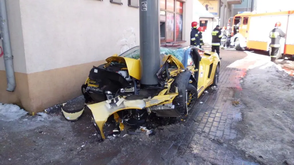 Auto wbiło się w słup