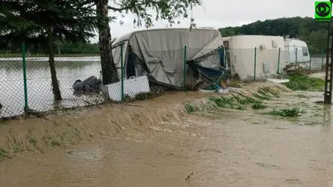 "Gdybyśmy spali, to już byśmy nie żyli". Fala porwała przyczepy kempingowe