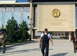 Alaksandr Łukaszenka z karabinem w ręku 