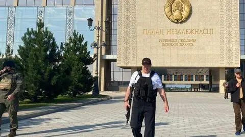 Alaksandr Łukaszenka z karabinem w ręku 