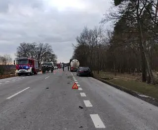Samochód zderzył się z ciężarówką i innym autem 