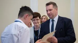 Minister Czarnek nagradza uczestników konkursu retorycznego
