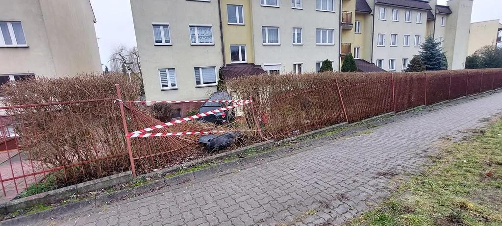 Kierowca zasłabł i wjechał w blok