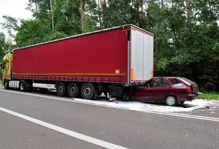 Auto wjechało w tył naczepy 