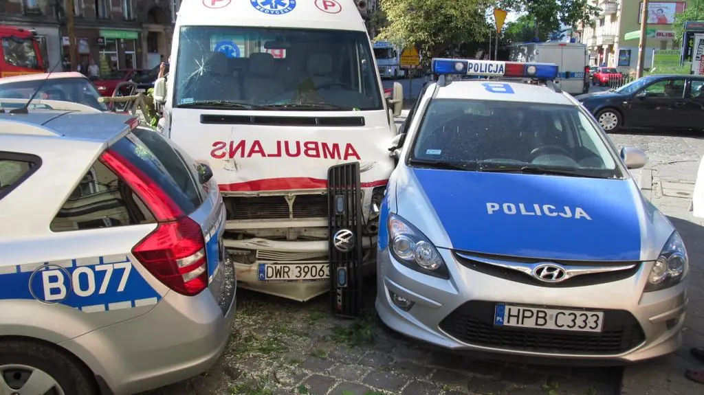 Karetka wjechała w dwa radiowozy