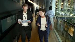 Beata Szydło pytana o finansowanie kampanii wyborczej. Ujęcie z reportażu "Czarno na białym"