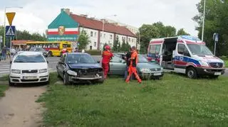 3 osoby ranne w wypadku na Hermanowskiej. To skutek zderzenia i dachowania do jakiego doszło w piątek po południu.