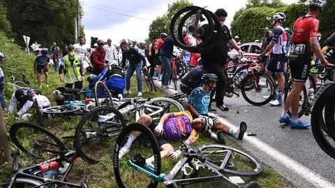Wielu poszkodowanych, pierwsze rezygnacje. Koszmarny bilans otwarcia Tour de France