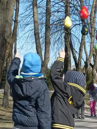 W ozdabianiu jajek brali udział mieszkańcy w różnym wieku 
