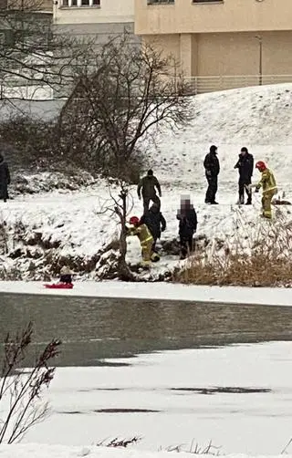 Dziecko utknęło na lodzie