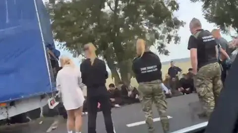 Służby zatrzymały busa. W środku znajdowało się 35 cudzoziemców, w tym dzieci