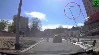 Zapora upadła na jezdnię tuż za samochodem