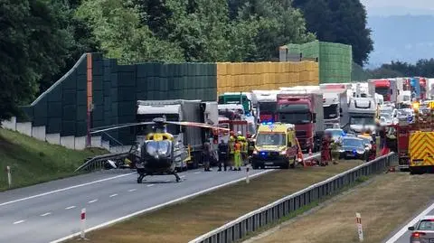 Trzy ciężarówki zderzyły się na A4, jeden z kierowców nie żyje. Wyciekła "silnie żrąca" substancja