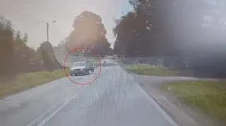 Motocyklista uderzył w tył auta