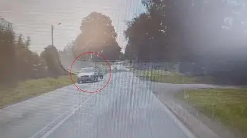 Motocyklista wjechał w tył auta i nad nim przeleciał. Nagranie