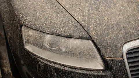 pyl deszcz brud shutterstock_2137264573_1