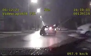 Kierowca nie wyrobił na zakręcie i uderzył w znak