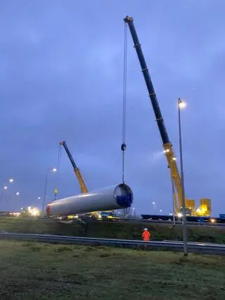 Ogromna część turbiny wiatrowej blokowała autostradę A1 w Holandii